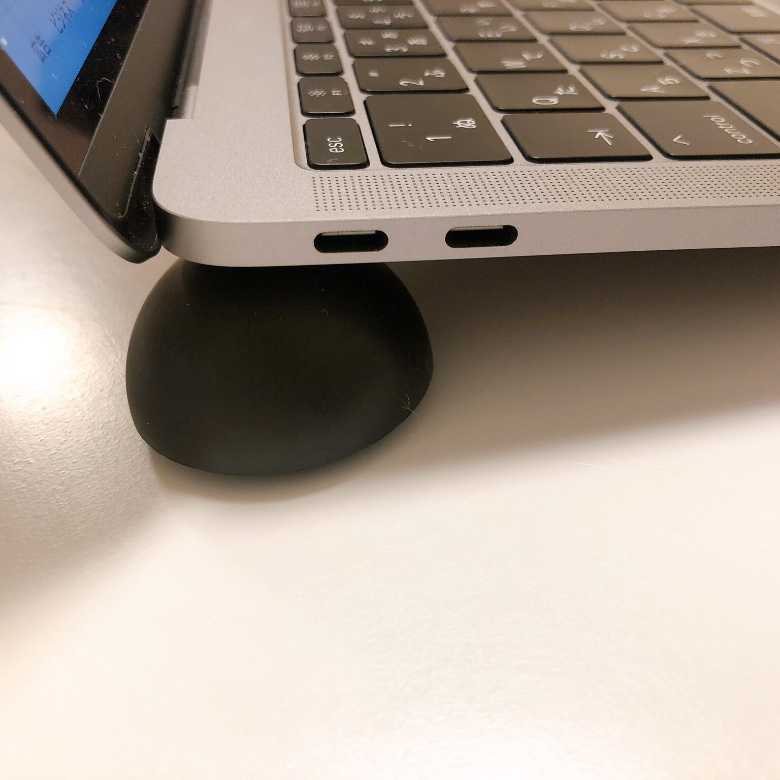 【100均】ノートパソコン(PC)スタンドを購入！ラクラク傾斜台！ダイソー、セリア、キャンドゥにあり！ デジイミ